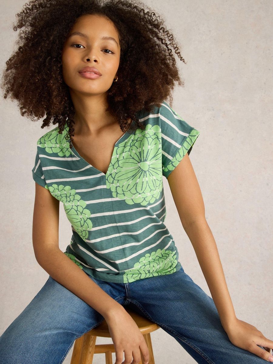 Gestreiftes T-Shirt mit floralen Akzenten