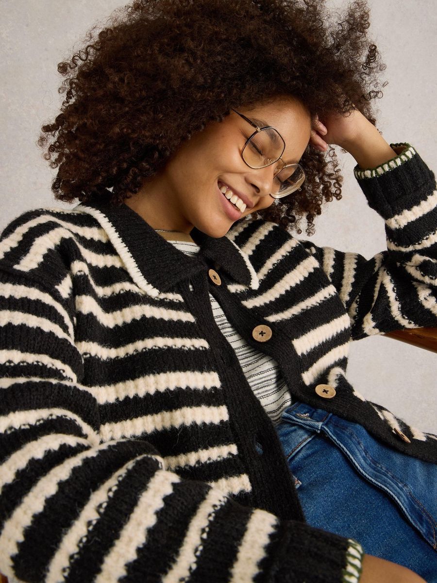 Gestreifte Strickjacke mit Kragen und Knöpfen