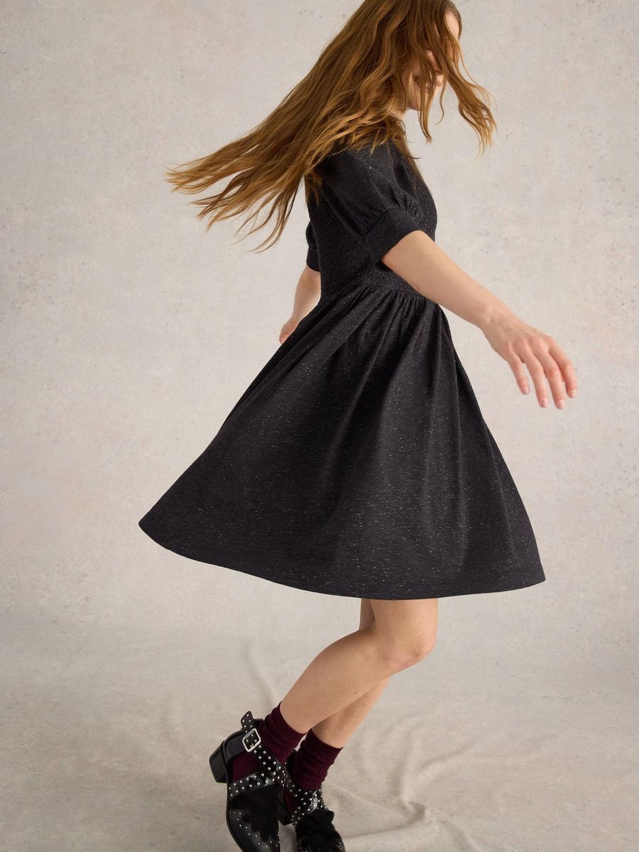 Glitzerndes Jerseykleid im ausgestellten Schnitt