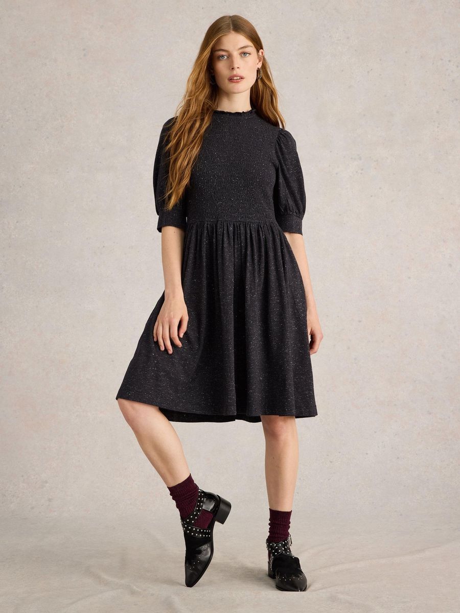 Glitzerndes Jerseykleid im ausgestellten Schnitt
