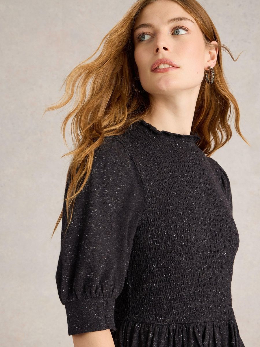 Glitzerndes Jerseykleid im ausgestellten Schnitt