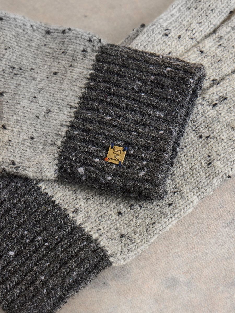 Strickhandschuhe mit bunten Sprenkeln