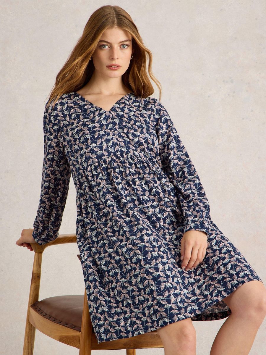 Gemustertes, abgestuftes Kleid mit langen Ärmeln