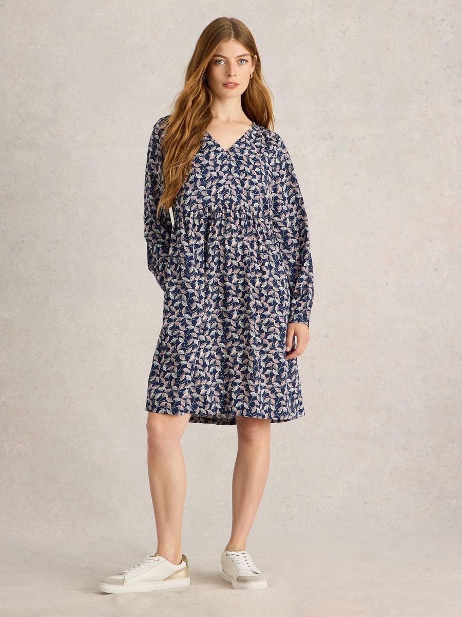 Gemustertes, abgestuftes Kleid mit langen Ärmeln