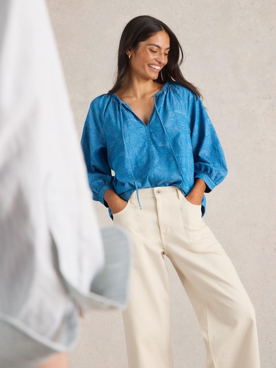 Blaue Bluse mit Muster und Bindeband