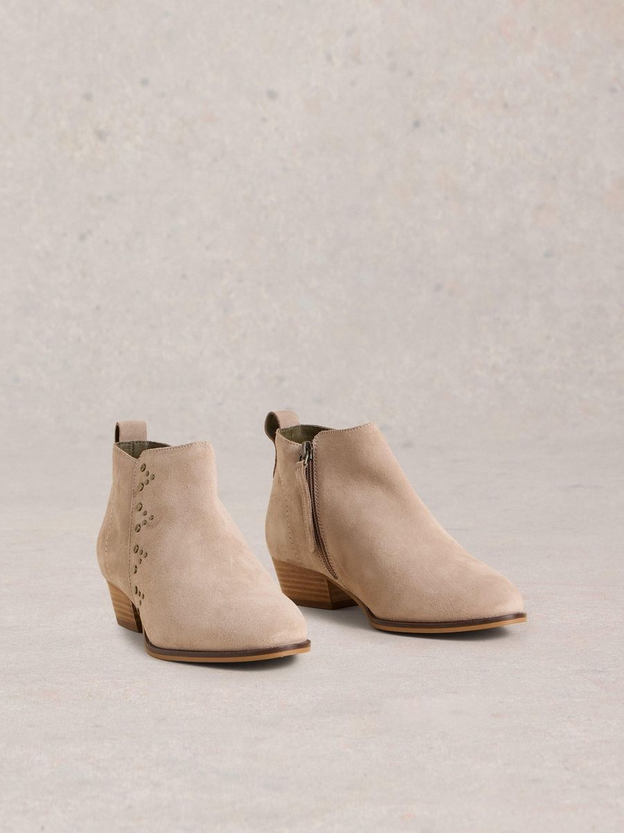 Wildleder-Stiefeletten mit Ziernieten