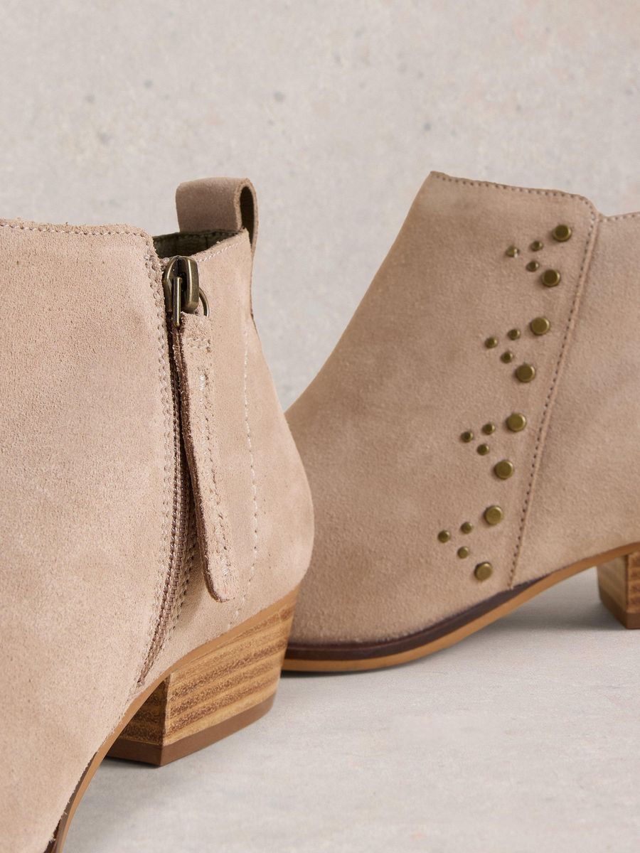 Wildleder-Stiefeletten mit Ziernieten