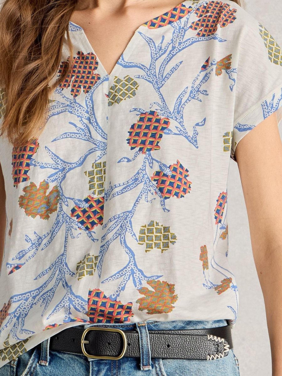 Gemustertes T-Shirt mit Schlitz-Ausschnitt