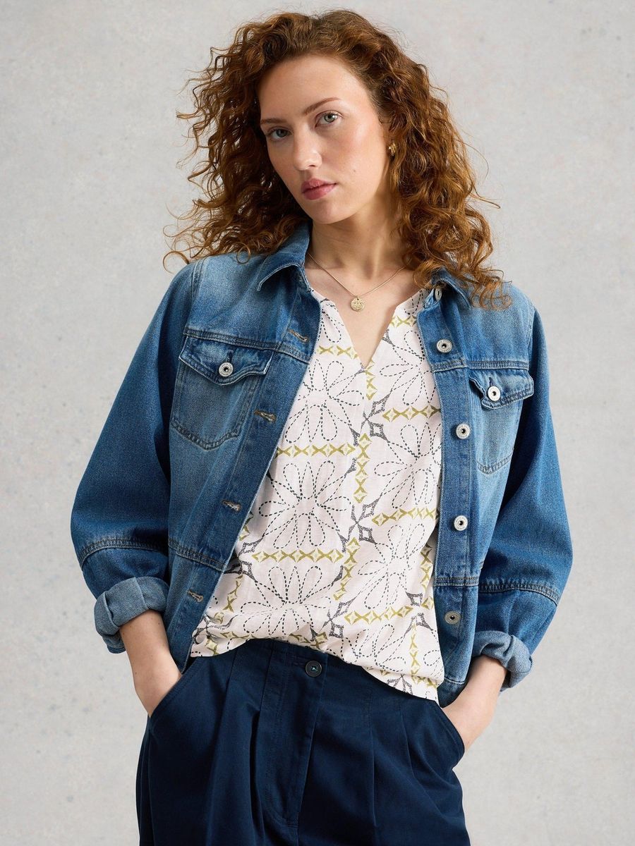 Gemustertes T-Shirt mit Schlitz-Ausschnitt