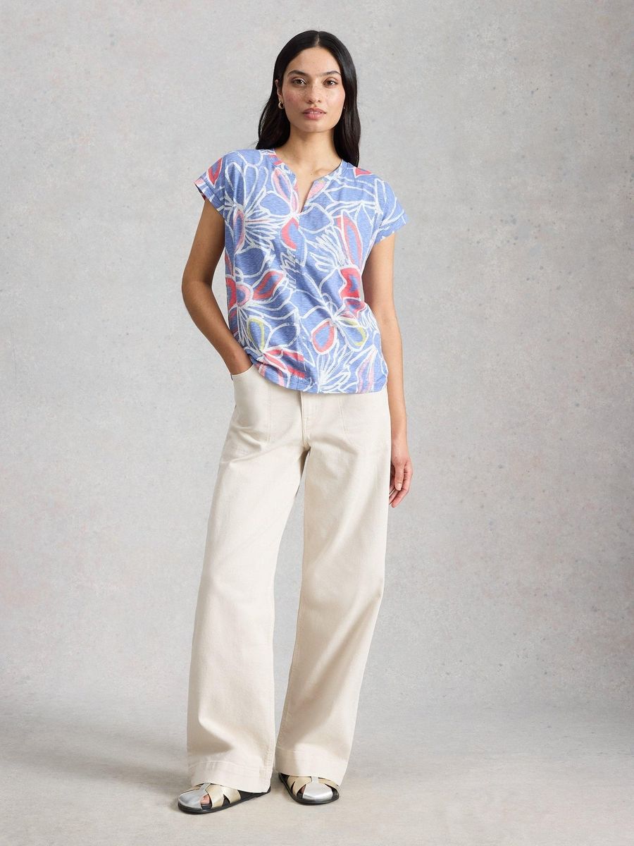 Gemustertes T-Shirt mit Schlitz-Ausschnitt