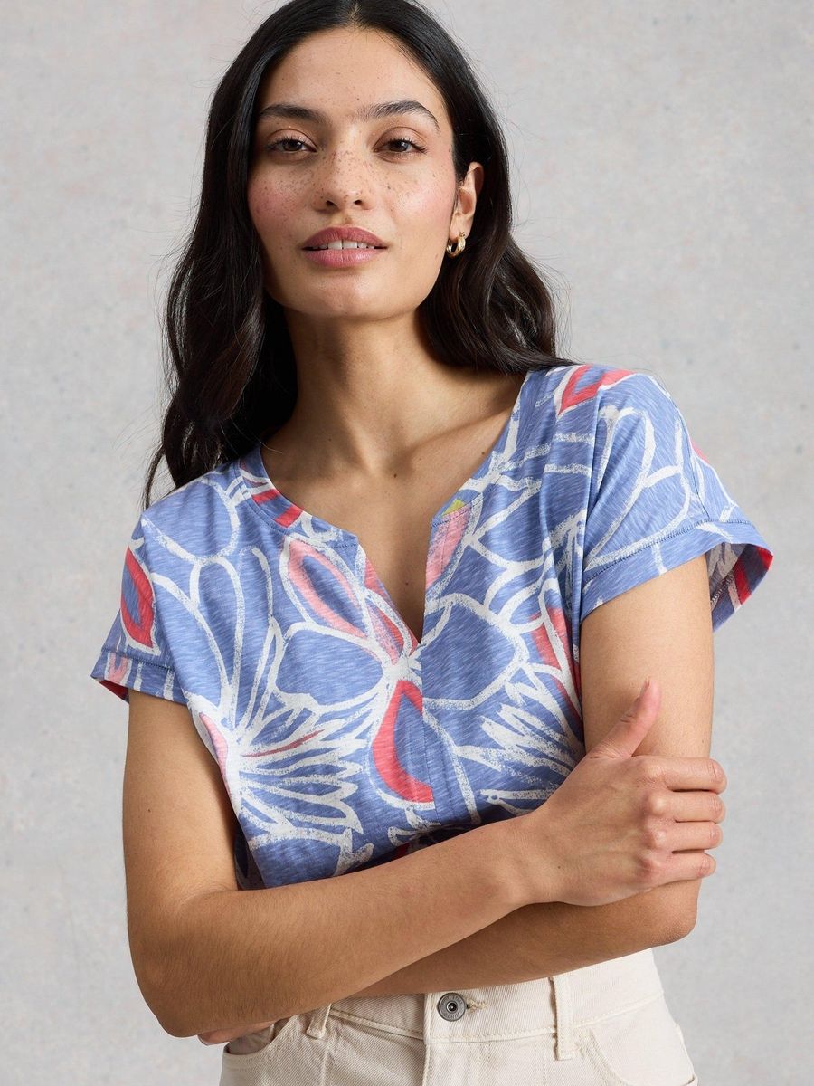 Gemustertes T-Shirt mit Schlitz-Ausschnitt
