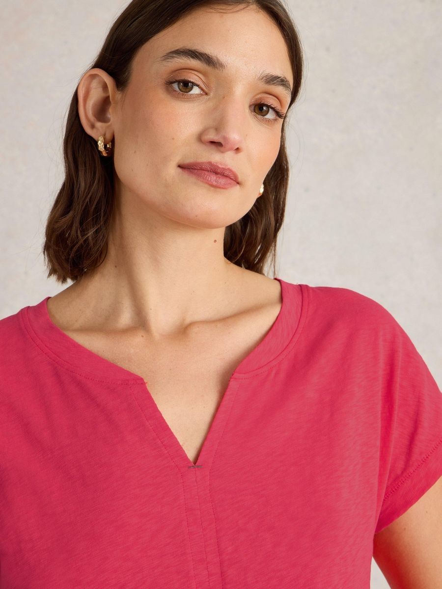 Lässiges Baumwoll-T-Shirt mit Kerb-Ausschnitt