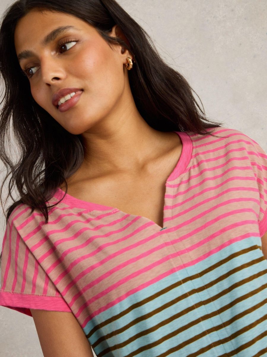Gestreiftes Baumwoll-T-Shirt mit V-Ausschnitt