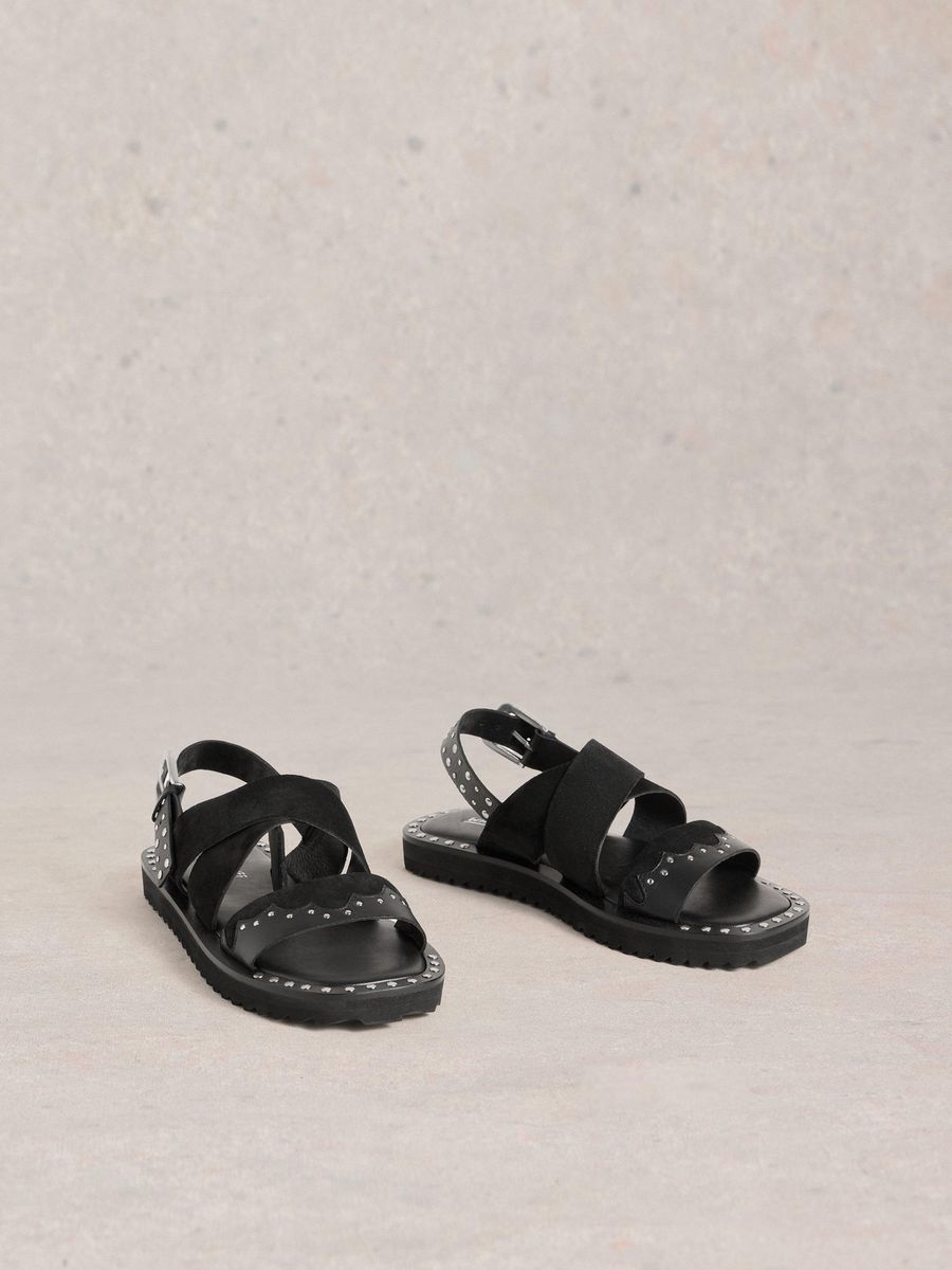 Plateausandalen mit Nieten und Riemchen