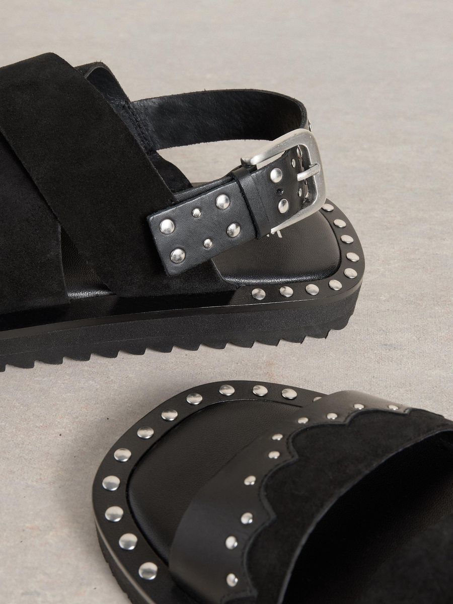 Plateausandalen mit Nieten und Riemchen