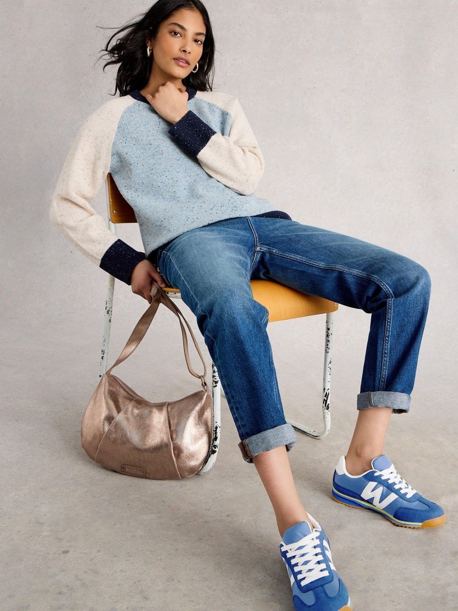 Blauer Lauf-Sneaker im Retro-Stil