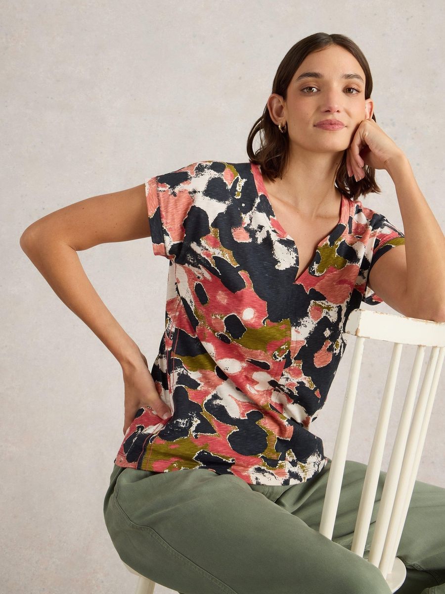 Baumwoll-T-Shirt mit abstraktem Druck und Kerbausschnitt