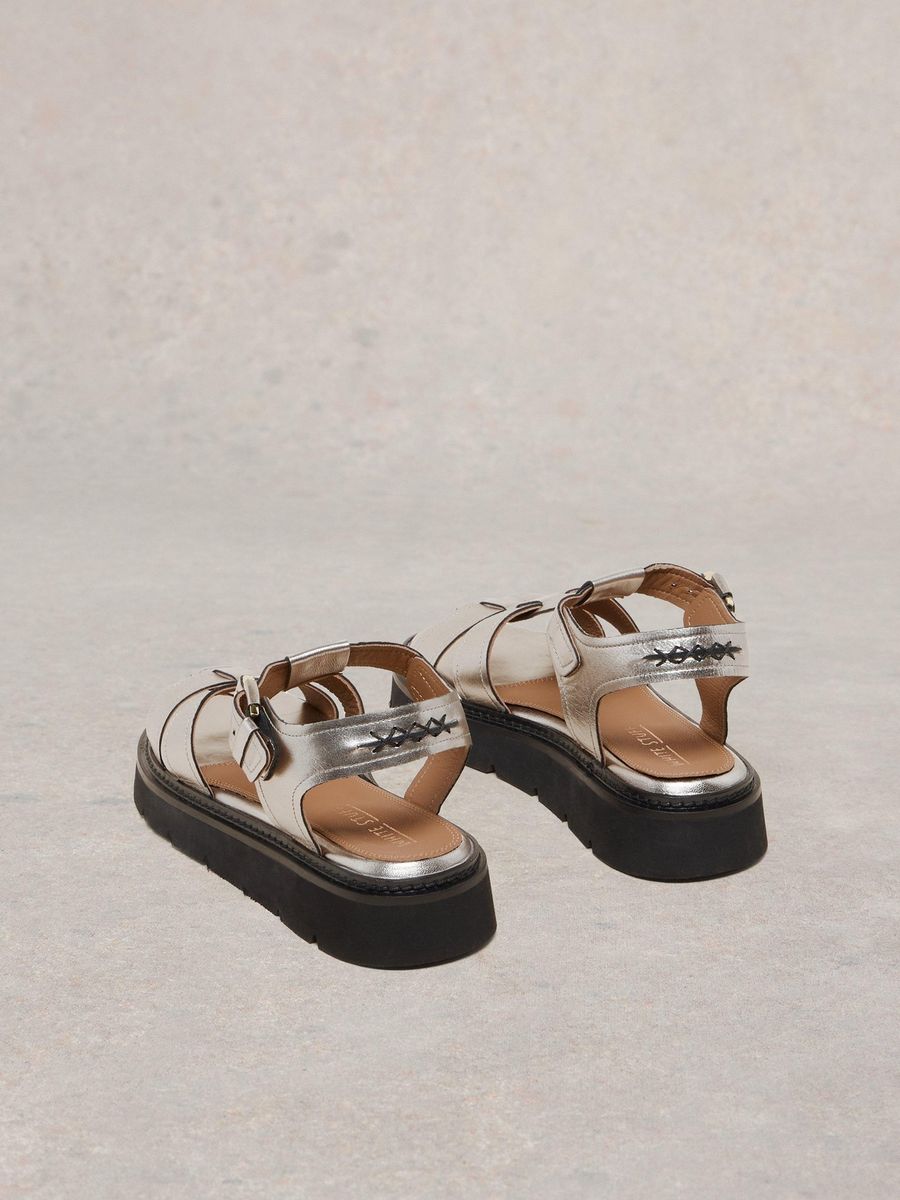 Gladiator-Plateausandalen aus Metallic-Leder