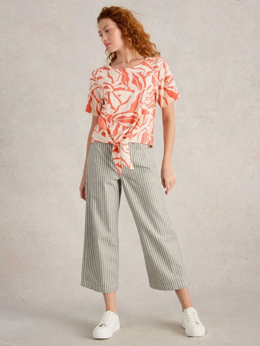 Top mit botanischem Print und Knotendetail