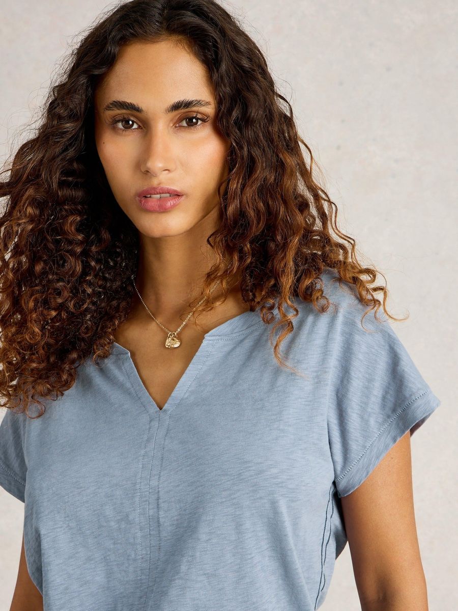 Einfaches Baumwoll-T-Shirt mit V-Ausschnitt