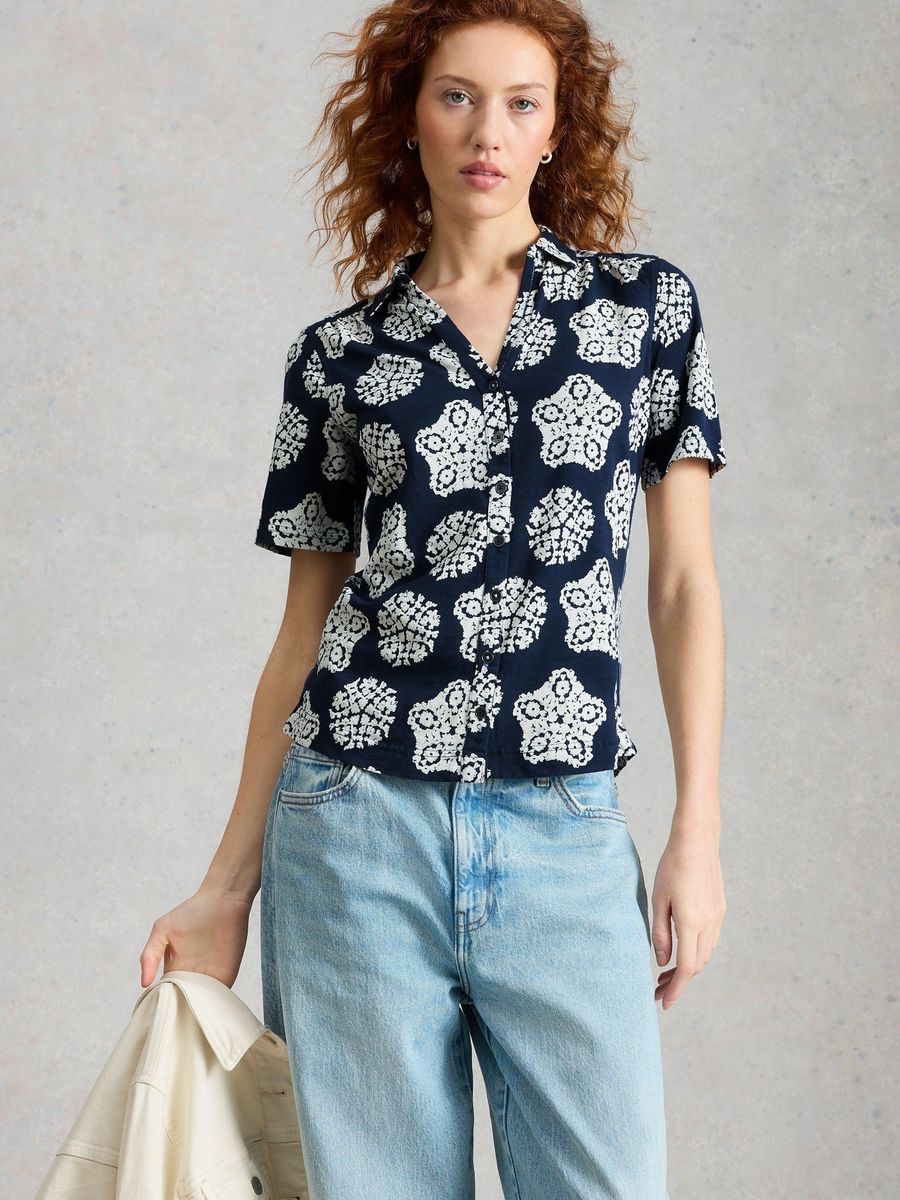 Bedruckte Kurzarm-Bluse mit Knopfleiste