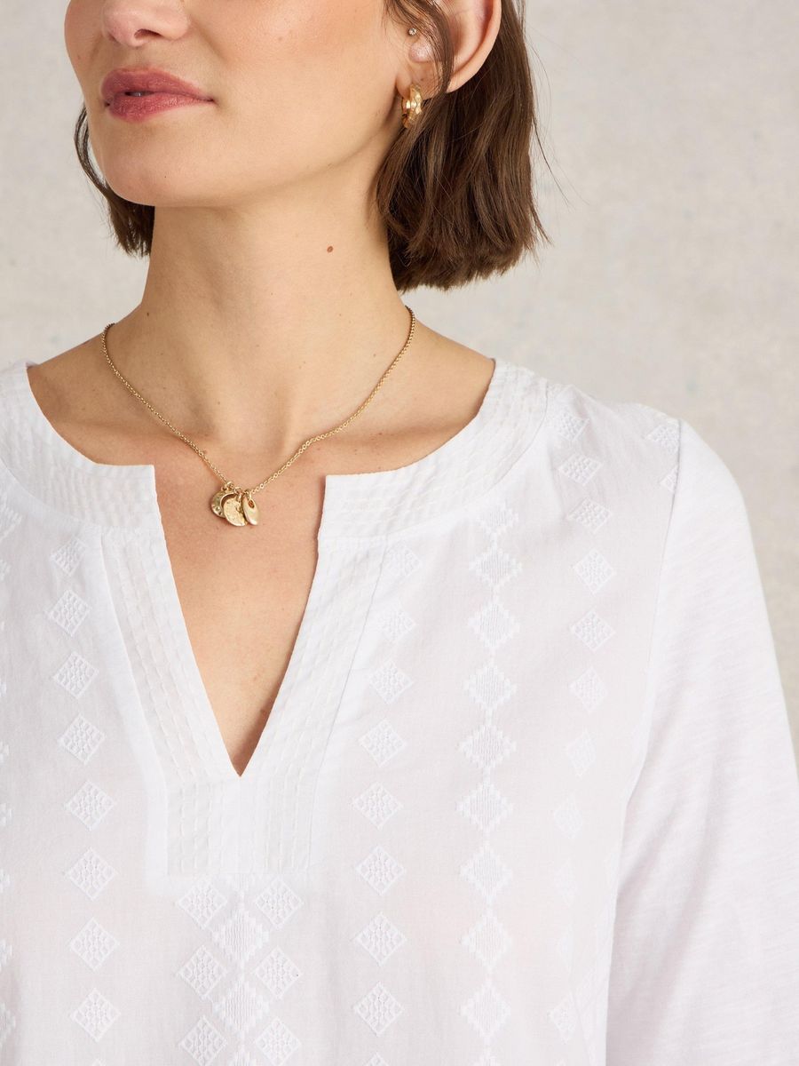 T-Shirt mit gewebten Details und Kerbausschnitt