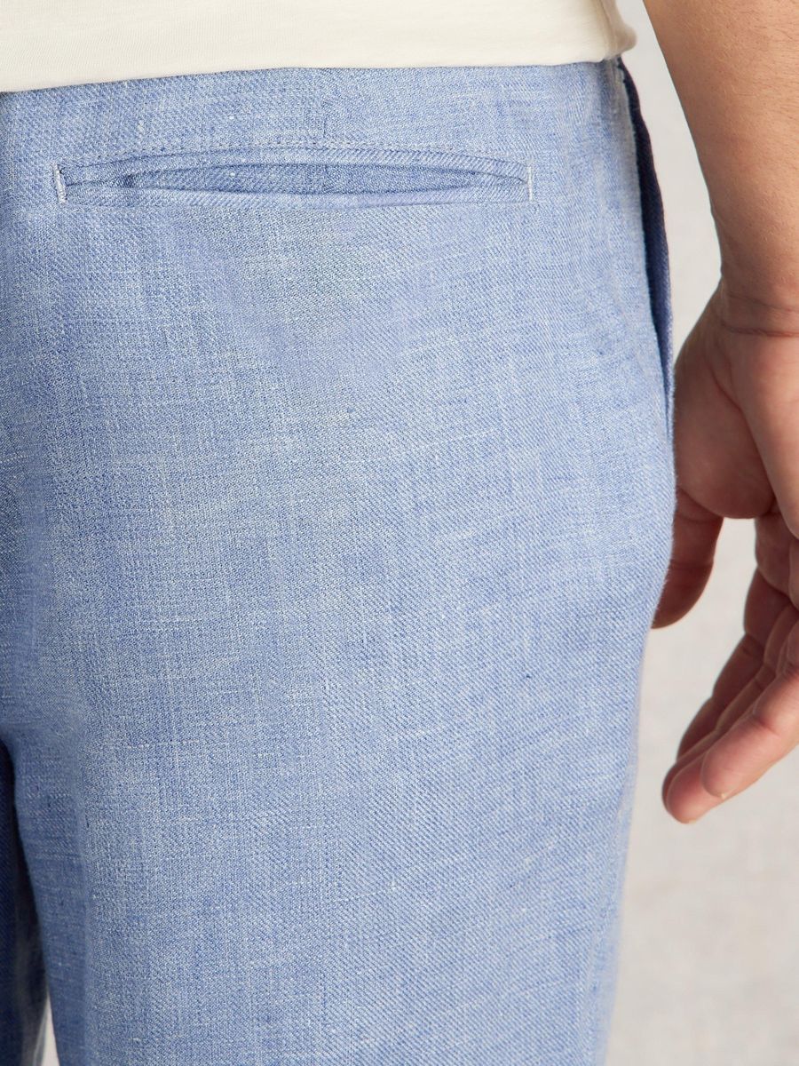 Hellblaue Leinenhose mit Bundfalten