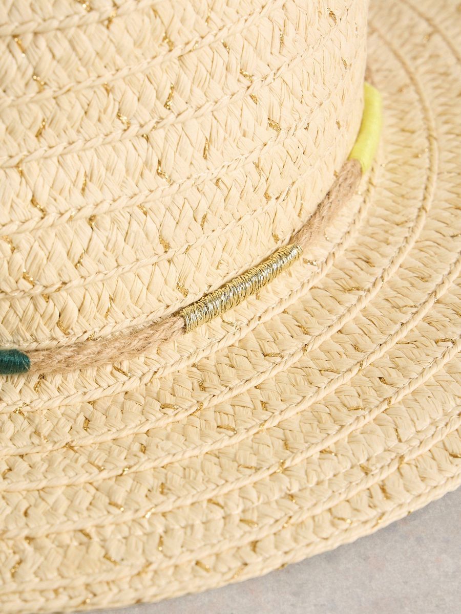 Stroh-Fedora Hut mit Zierdetail