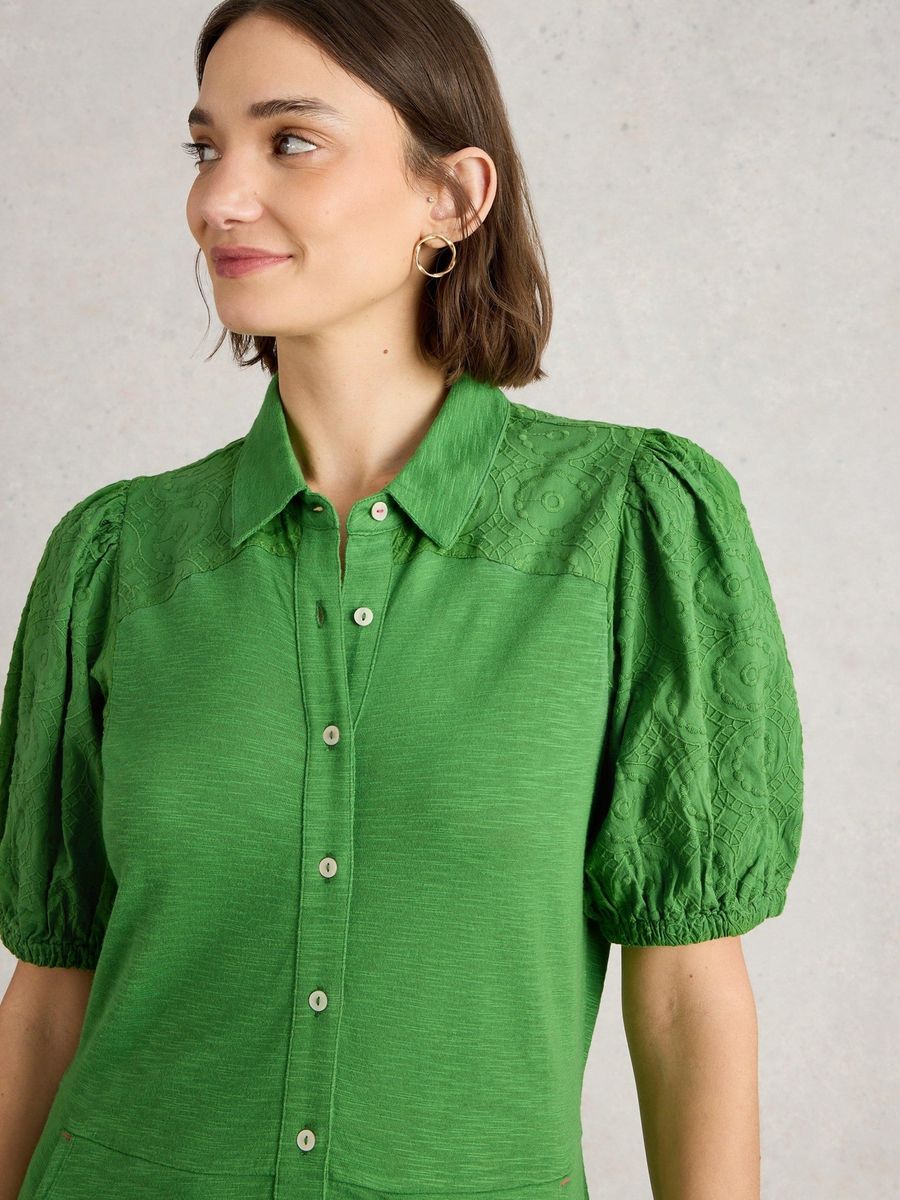 Besticktes grünes Hemdkleid aus Bio-Baumwolle