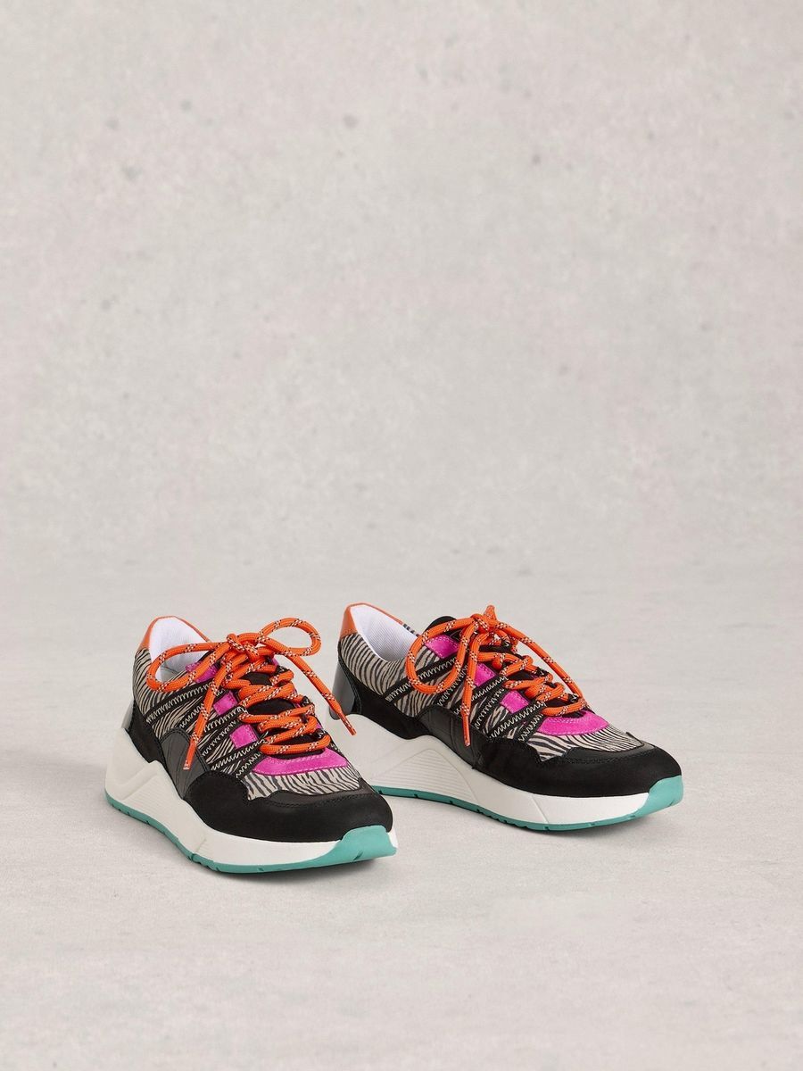 Fashion Sneakers mit Animal-Print und orangen Schnürsenkeln