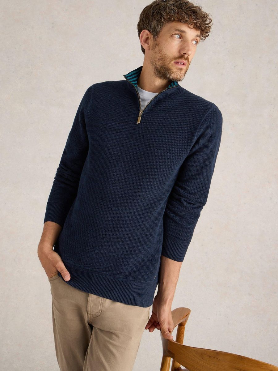 Strukturierter Pullover mit Trichterkragen