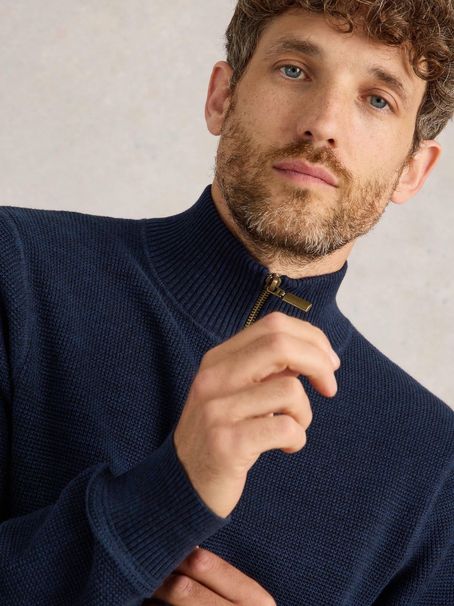 Strukturierter Pullover mit Trichterkragen