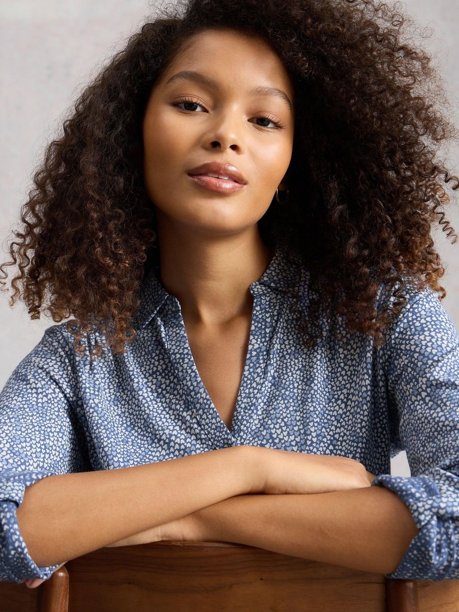 Jerseybluse mit floralem Herzmuster