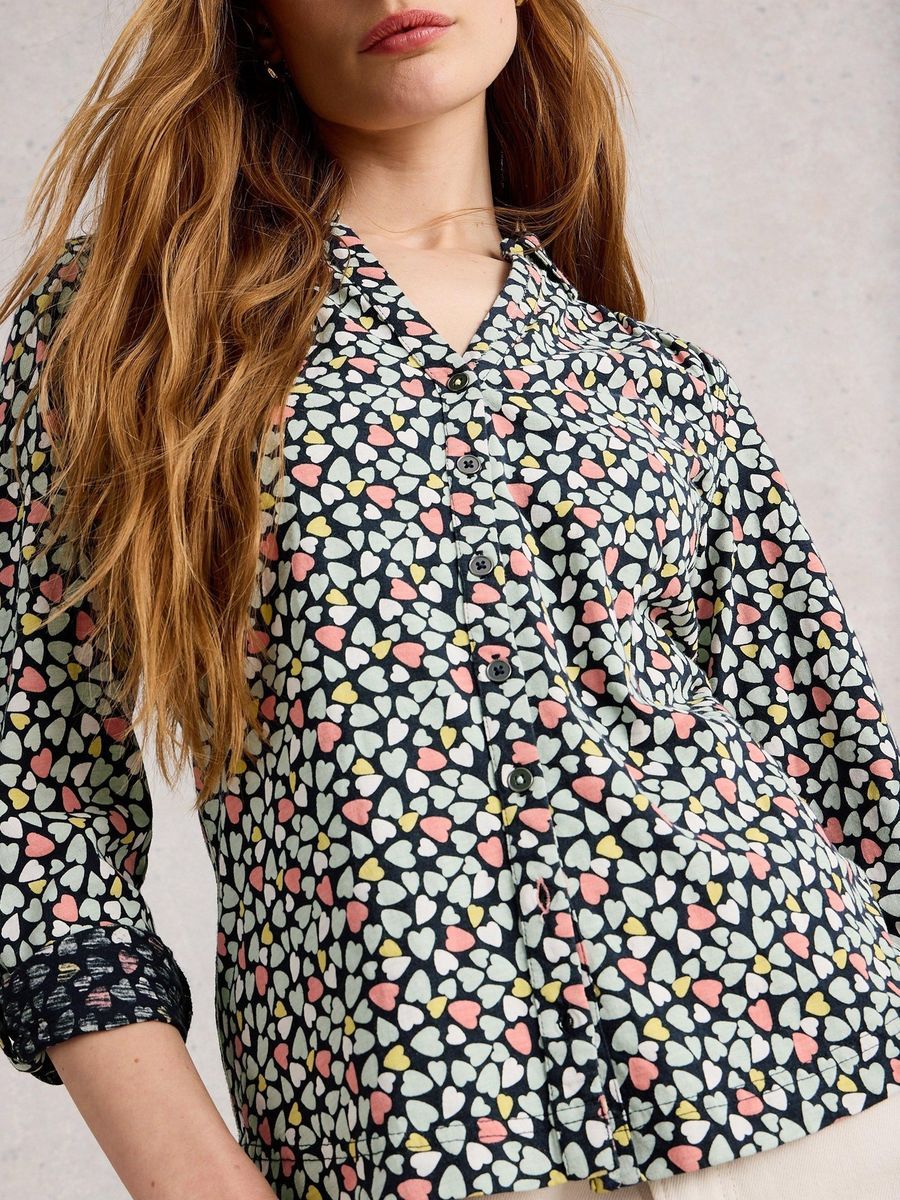 Jerseybluse mit floralem Herzmuster