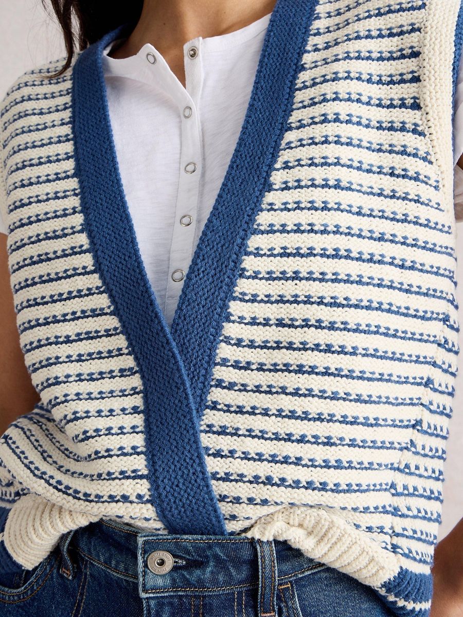 Gestreifte Strickweste mit kontrastfarbenem Besatz