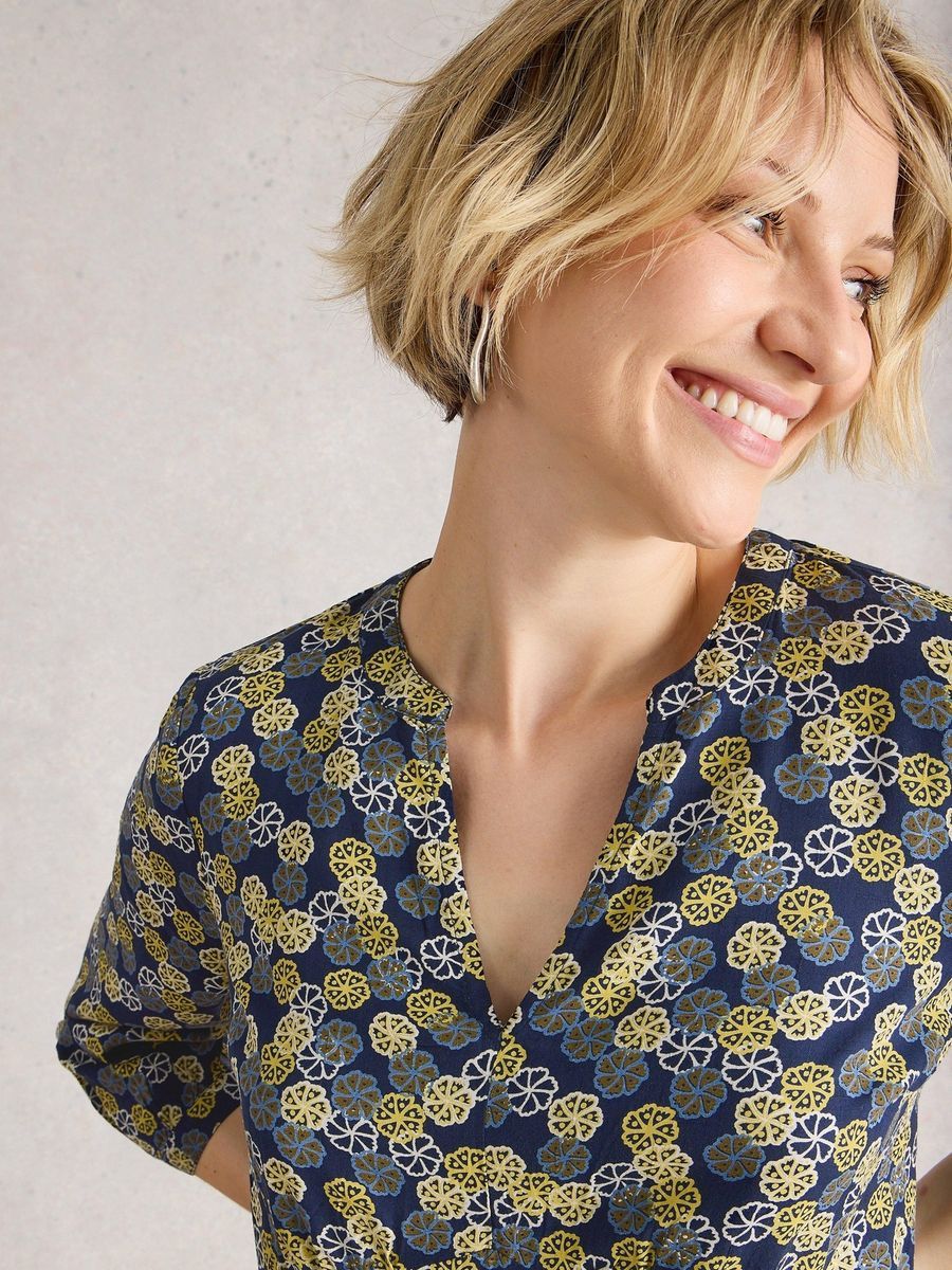 Locker geschnittenes Kleid mit Blumenmuster
