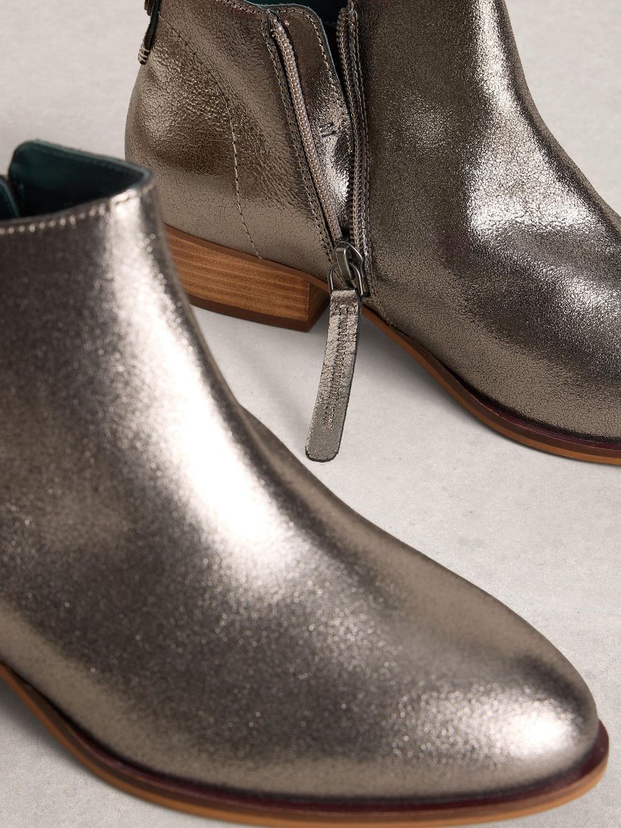 Stiefeletten aus Metallic-Leder, weite Passform