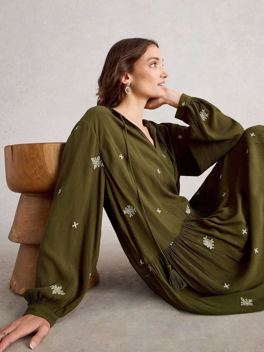 Olivgrünes, gesticktes, gestuftes Minikleid