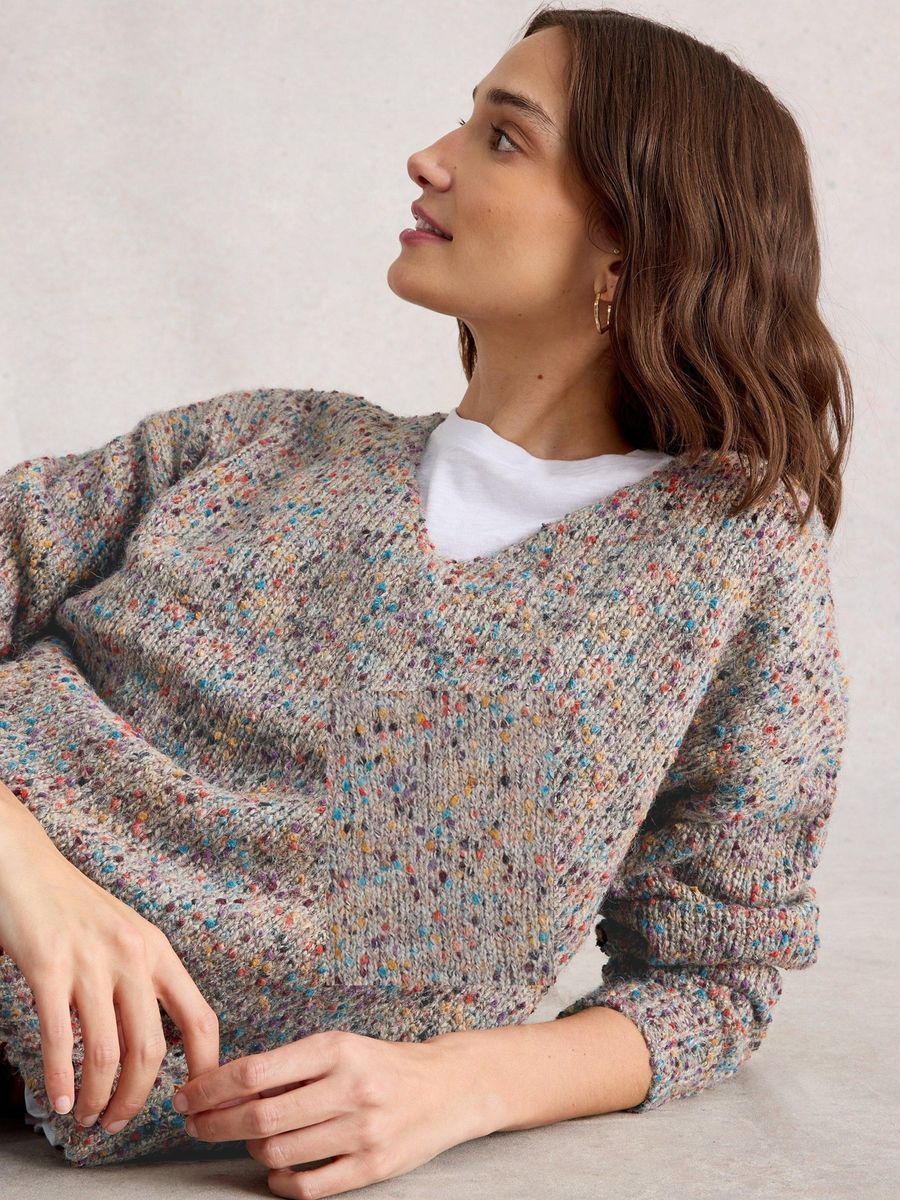 Gesprenkelter Strickpullover mit V-Ausschnitt