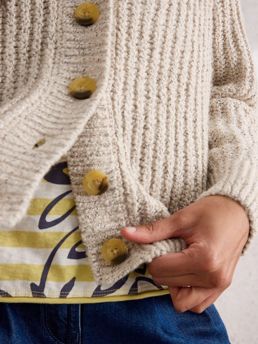 Gestrickte Strickjacke mit Zopfmuster