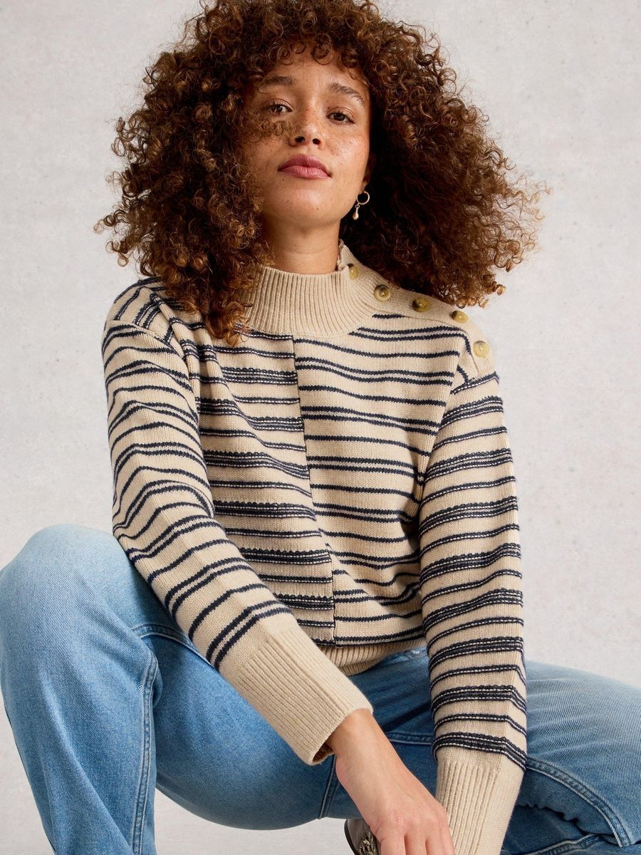 Gestreifter Strickpullover mit Stehkragen
