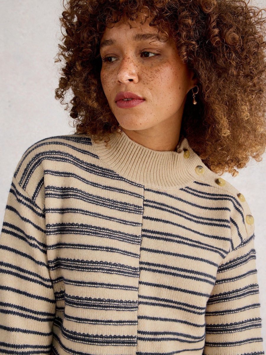 Gestreifter Strickpullover mit Stehkragen