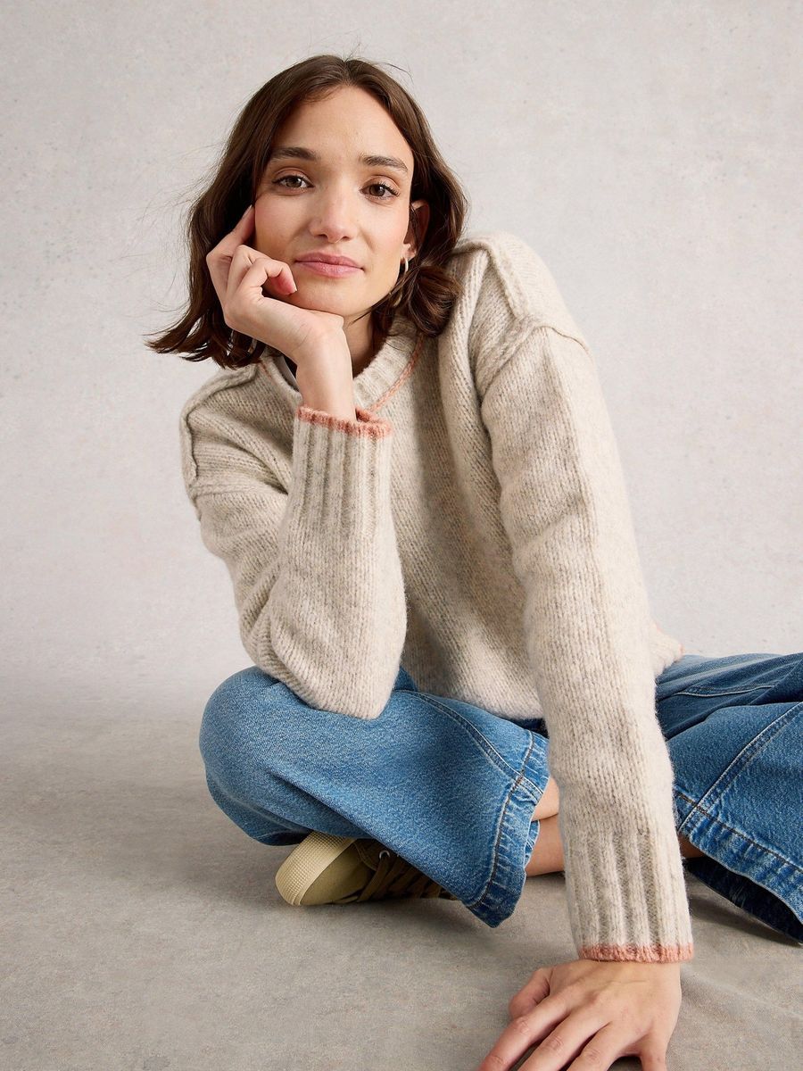 Gemütlicher Strickpullover in neutralen Farben mit Kontrastbesatz