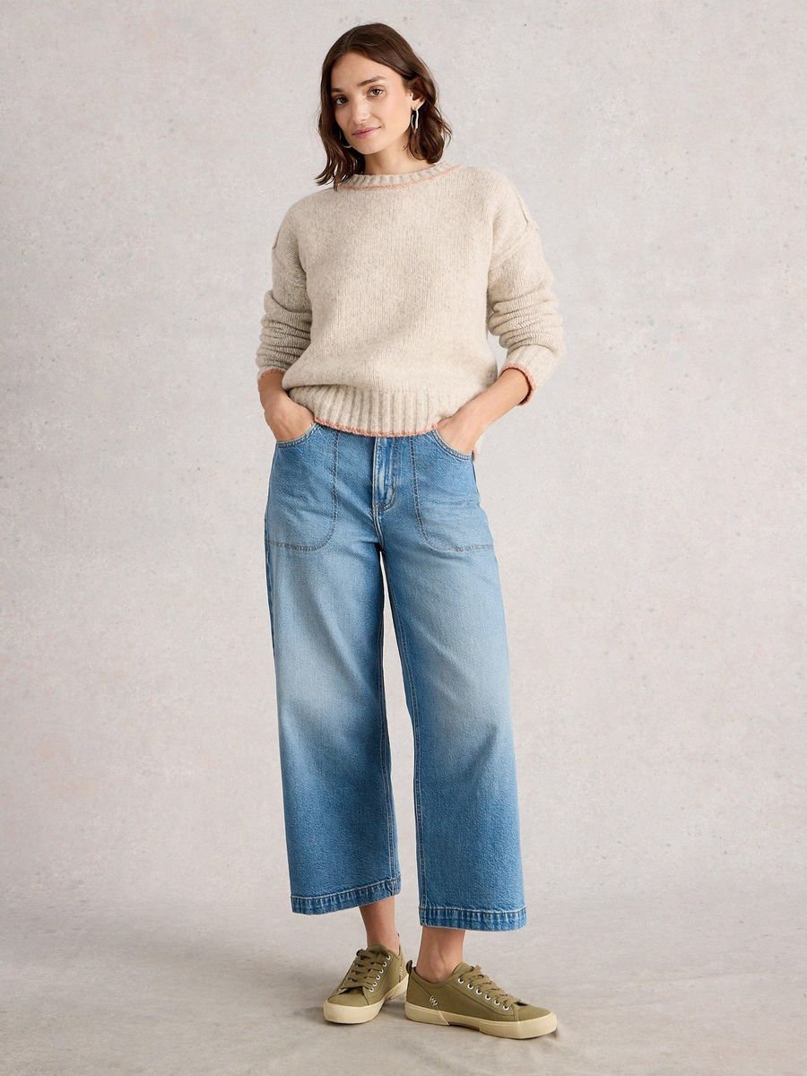 Gemütlicher Strickpullover in neutralen Farben mit Kontrastbesatz