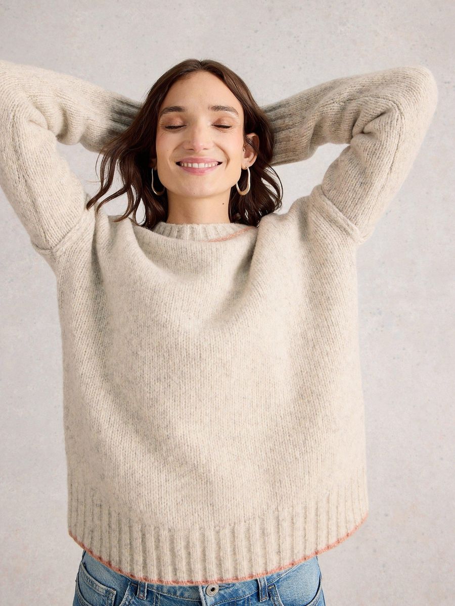 Gemütlicher Strickpullover in neutralen Farben mit Kontrastbesatz