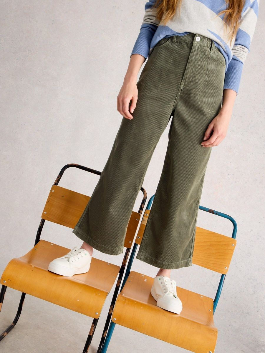 Weite, verkürzte Cordhose