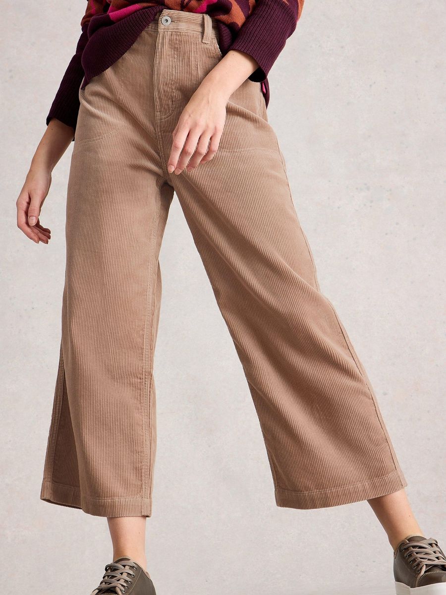 Weite, verkürzte Cordhose
