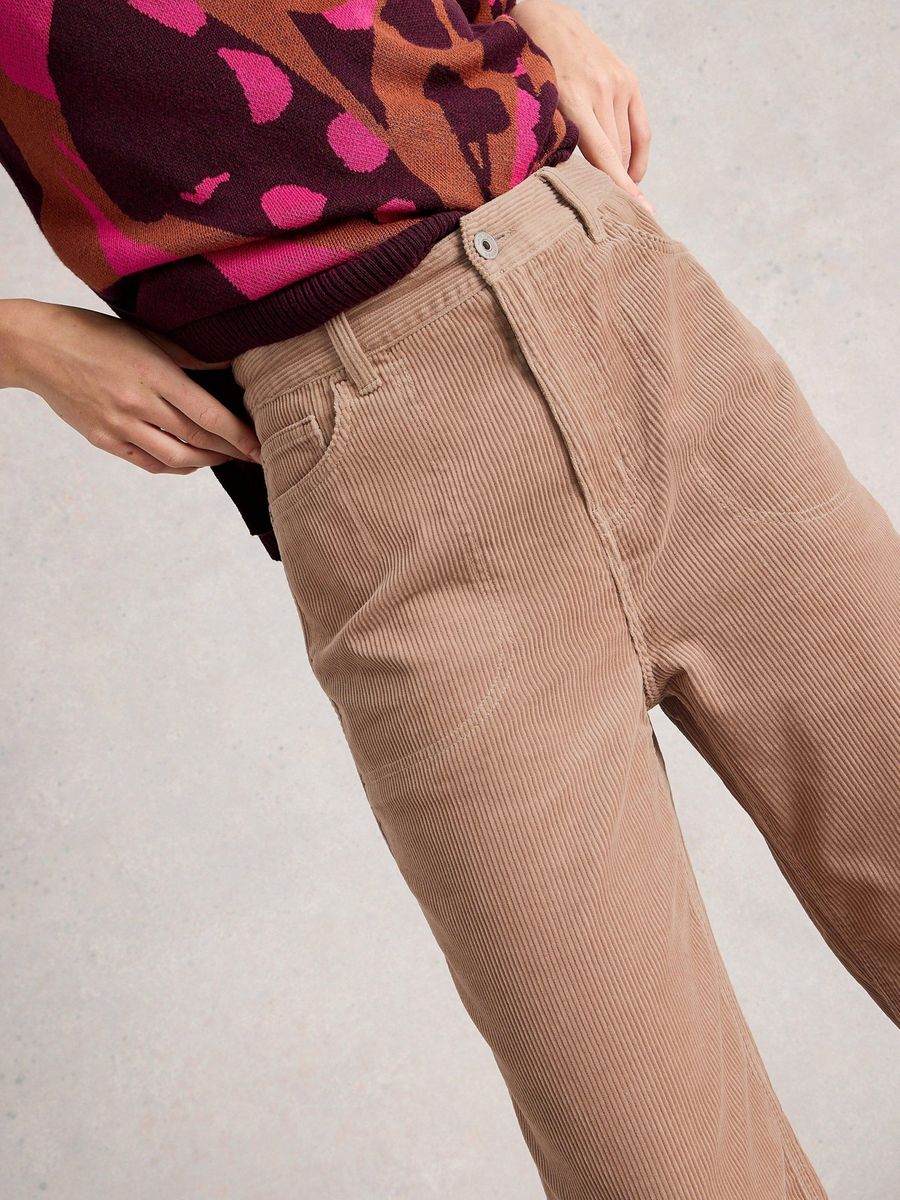 Weite, verkürzte Cordhose