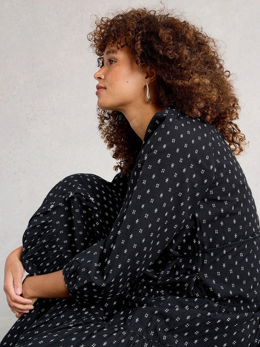 Schwarzes, gestuftes Midi-Kleid aus Bio-Baumwolle