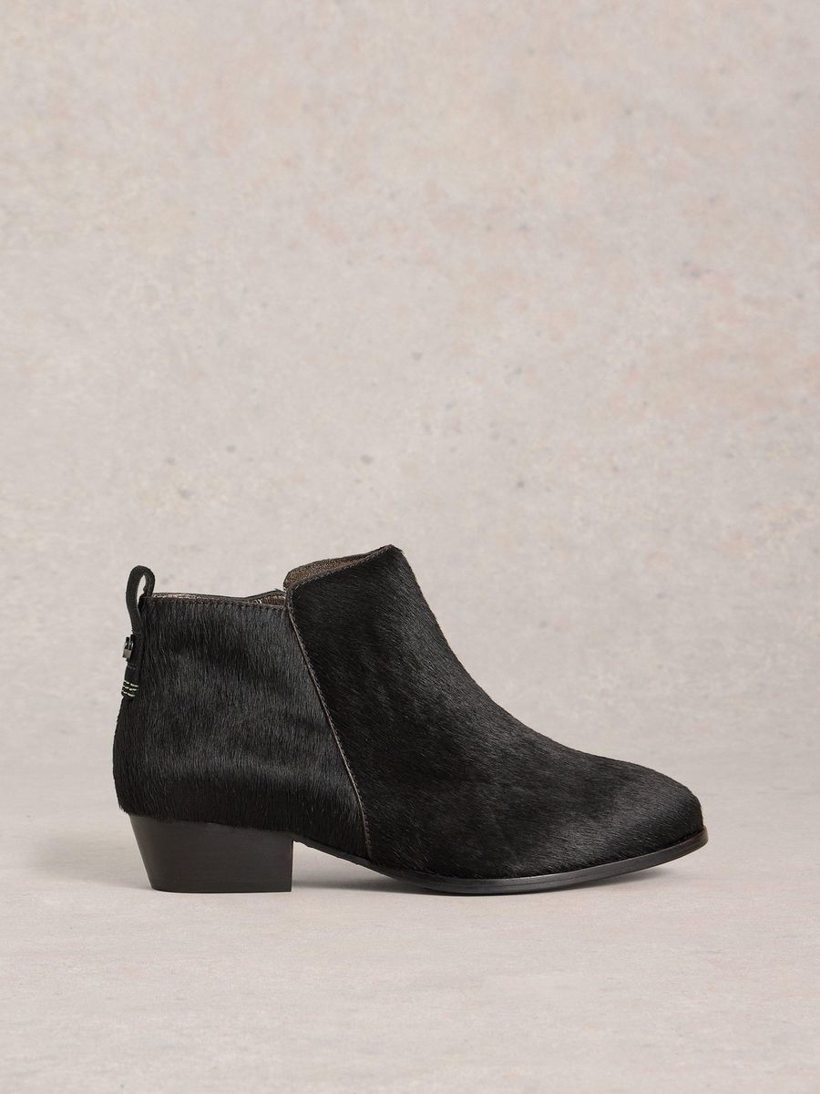 Schwarze Stiefeletten mit Ponyfell-Optik